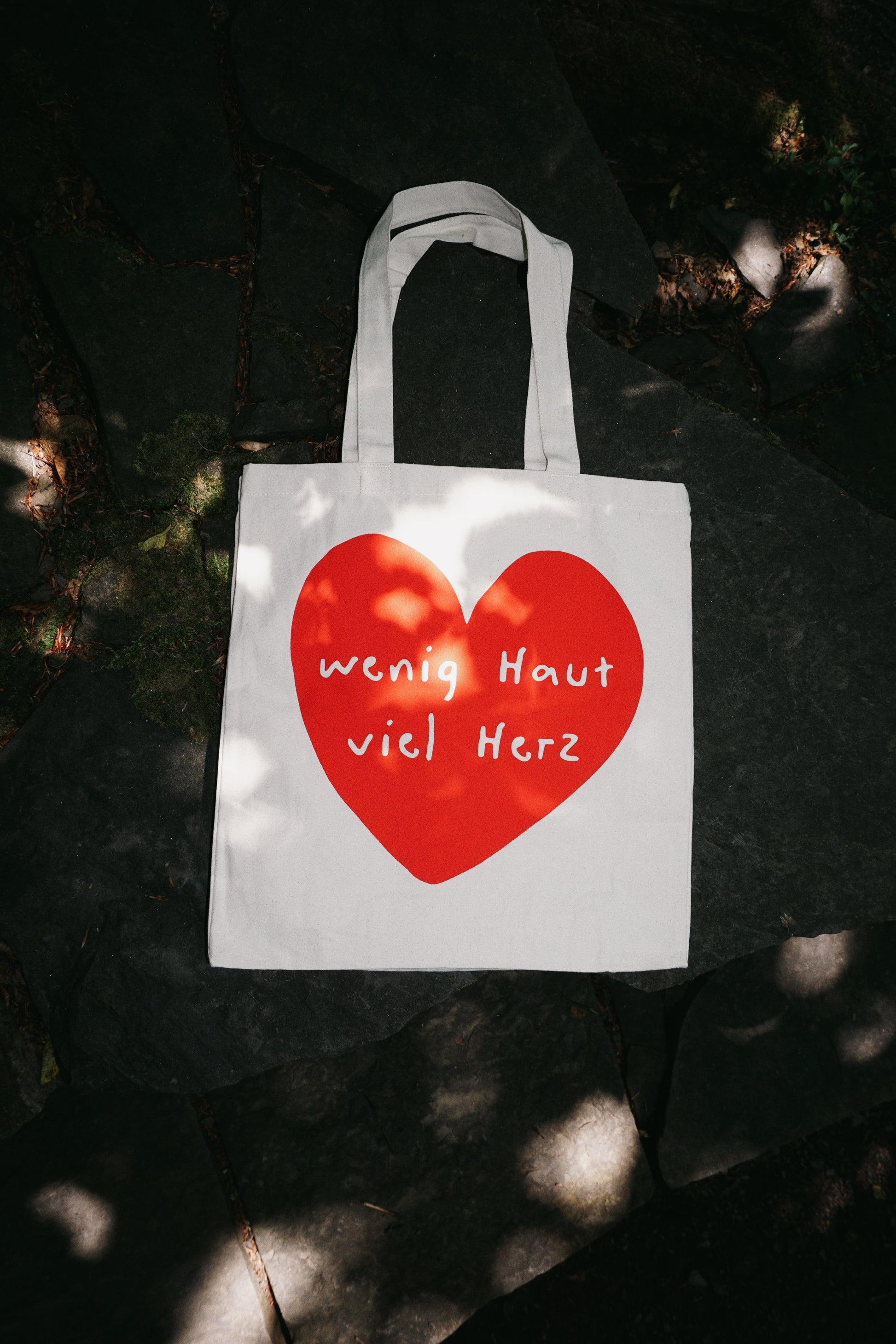 Boulderlifestyle zum Mitnehmen: Jutebeutel mit großem rotem Herz und dem Statement "Wenig Haut, viel Herz".