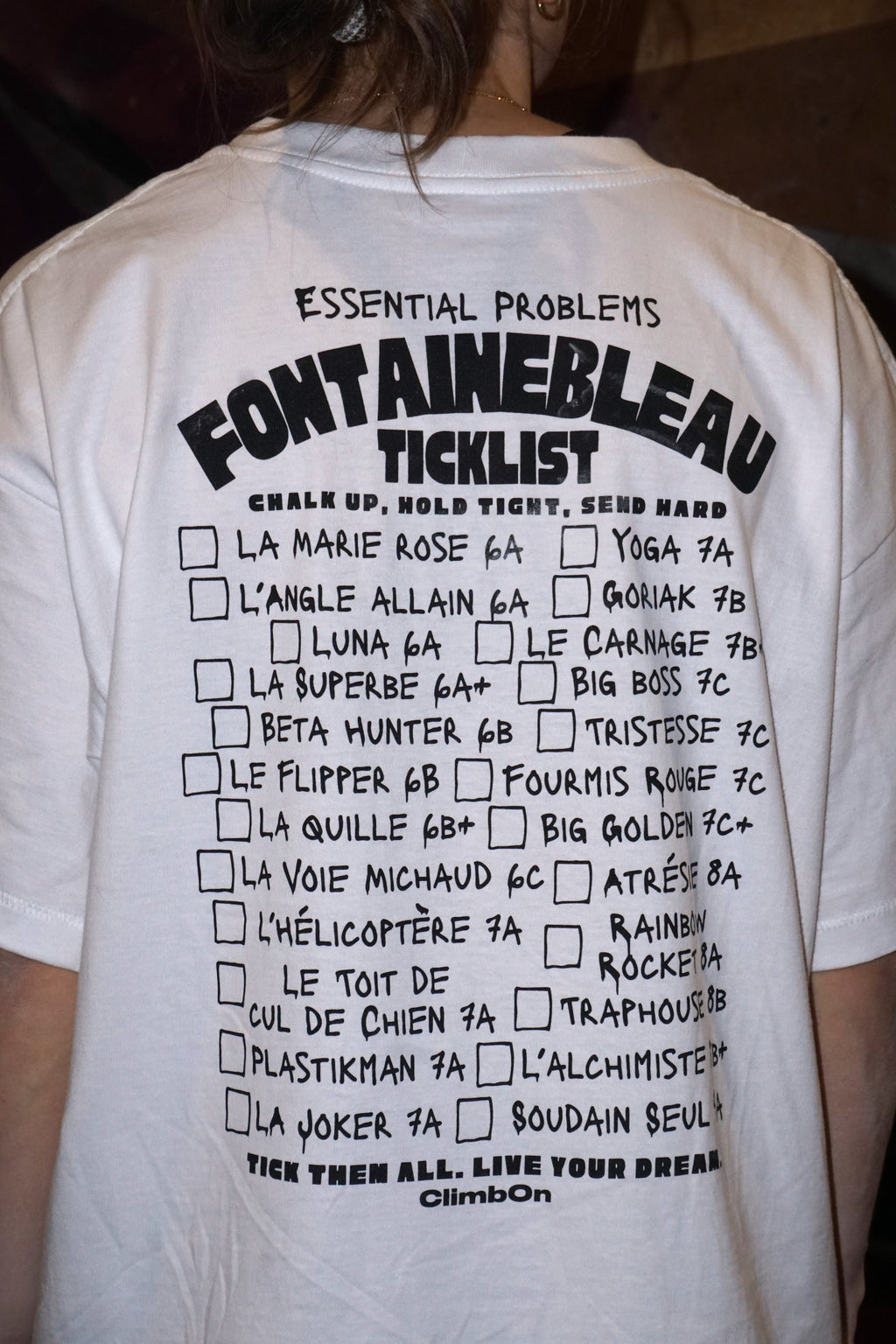 Weißes Boulder T-Shirt mit schwarzer Schrift, Fontainebleau Ticklist