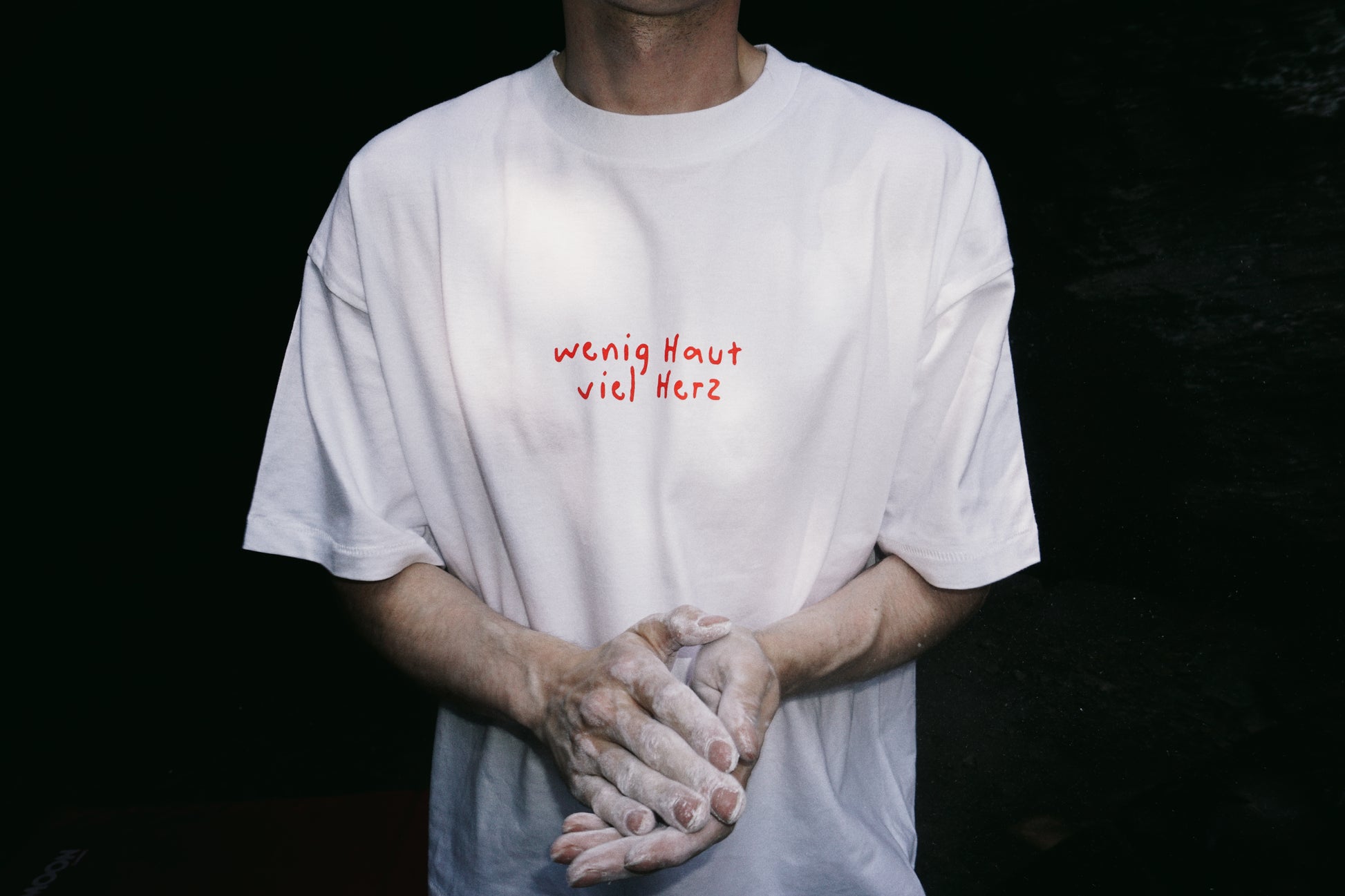 Trendiges weißes Oversized T-Shirt von ClimbOn mit kultigem Spruch "Wenig Haut, viel Herz" – Boulder- und Klettermode mit Haltung.
