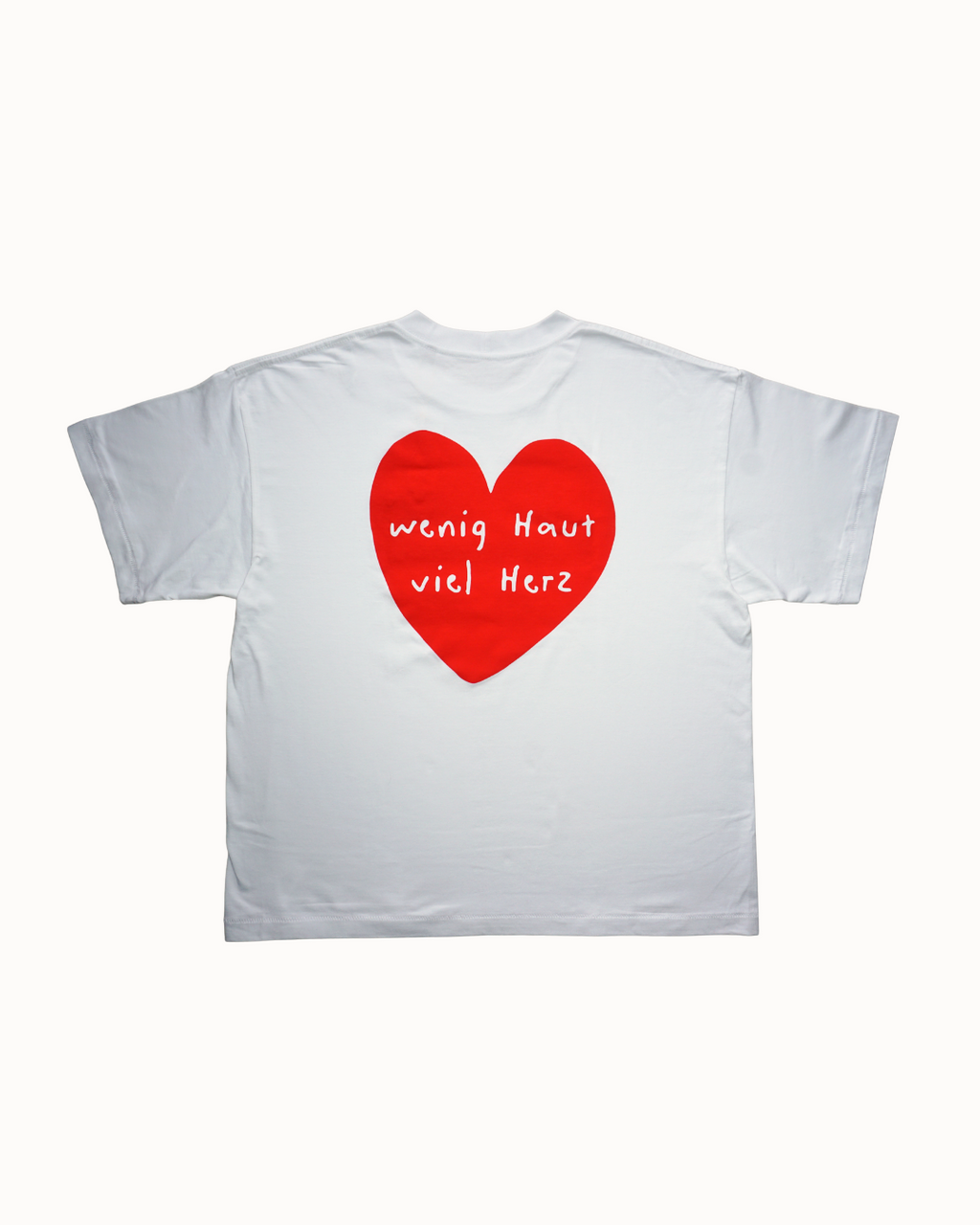 Weißes Oversized Unisex T-Shirt von ClimbOn mit rotem Herz und Spruch "Wenig Haut, viel Herz" – Statement Shirt für Bouldererinnen und Kletterfans.
