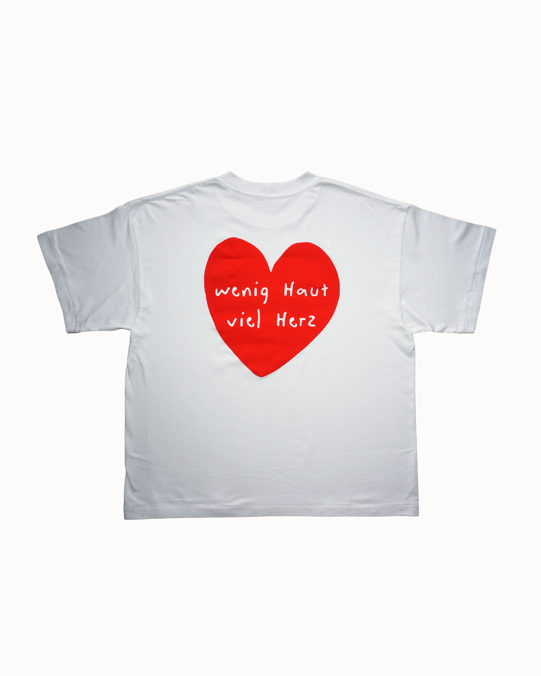 Weißes Oversized Unisex T-Shirt von ClimbOn mit rotem Herz und Spruch "Wenig Haut, viel Herz" – Statement Shirt für Bouldererinnen und Kletterfans.