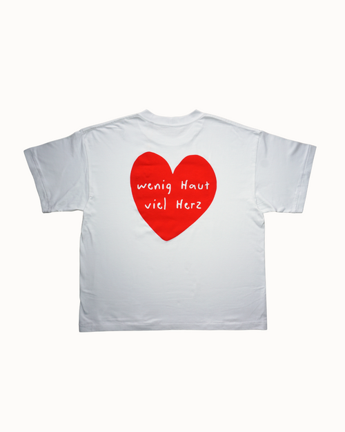 Weißes Oversized Unisex T-Shirt von ClimbOn mit rotem Herz und Spruch "Wenig Haut, viel Herz" – Statement Shirt für Bouldererinnen und Kletterfans.
