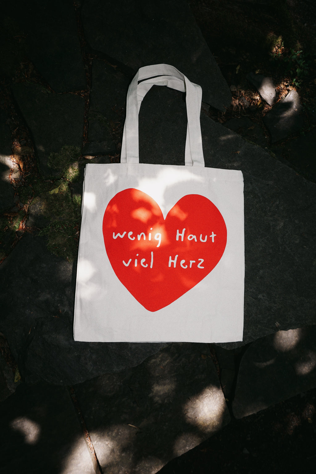 Boulderlifestyle zum Mitnehmen: Jutebeutel mit großem rotem Herz und dem Statement "Wenig Haut, viel Herz".