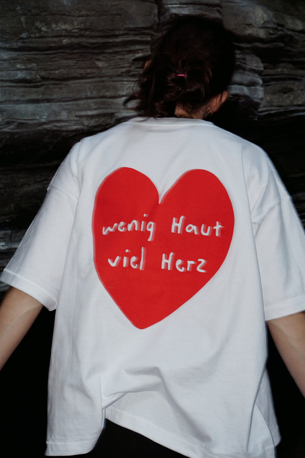 Klettershirt von ClimbOn: Unisex Oversized T-Shirt mit starkem Herz-Slogan – perfekt für Boulderliebhaberinnen mit Stil.